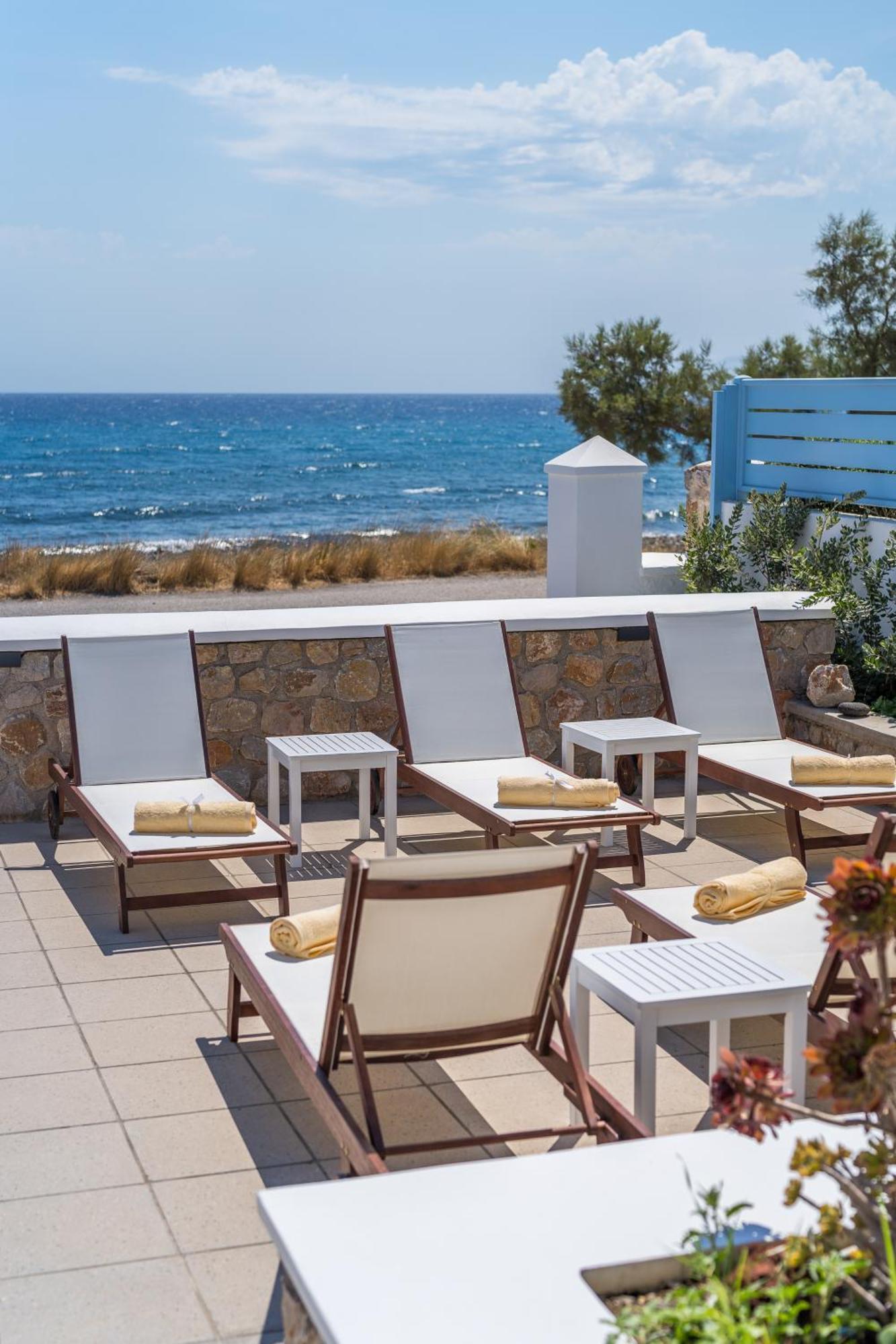 Blue Eyes Beach Villas Монолитос Экстерьер фото