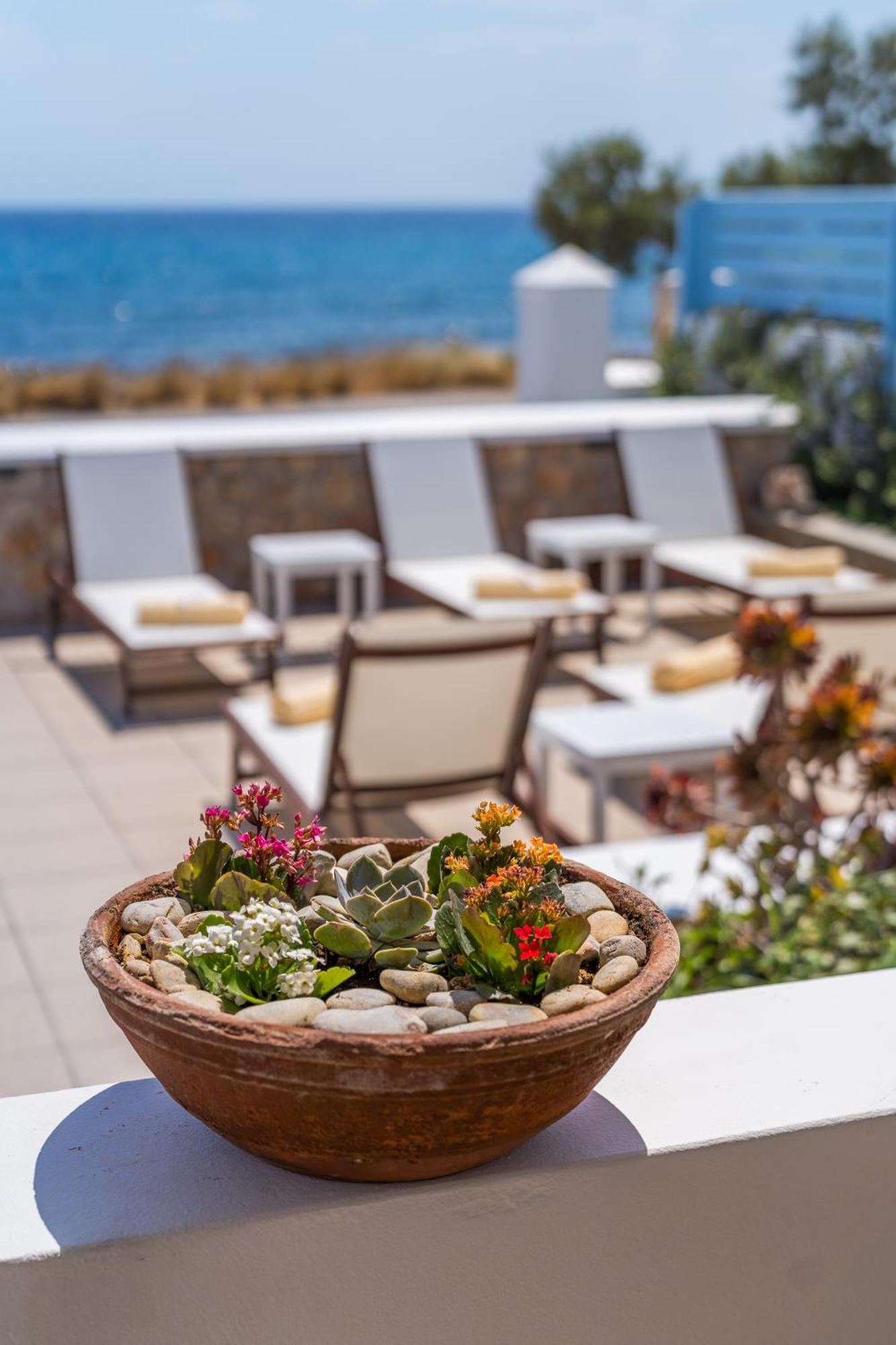 Blue Eyes Beach Villas Монолитос Экстерьер фото