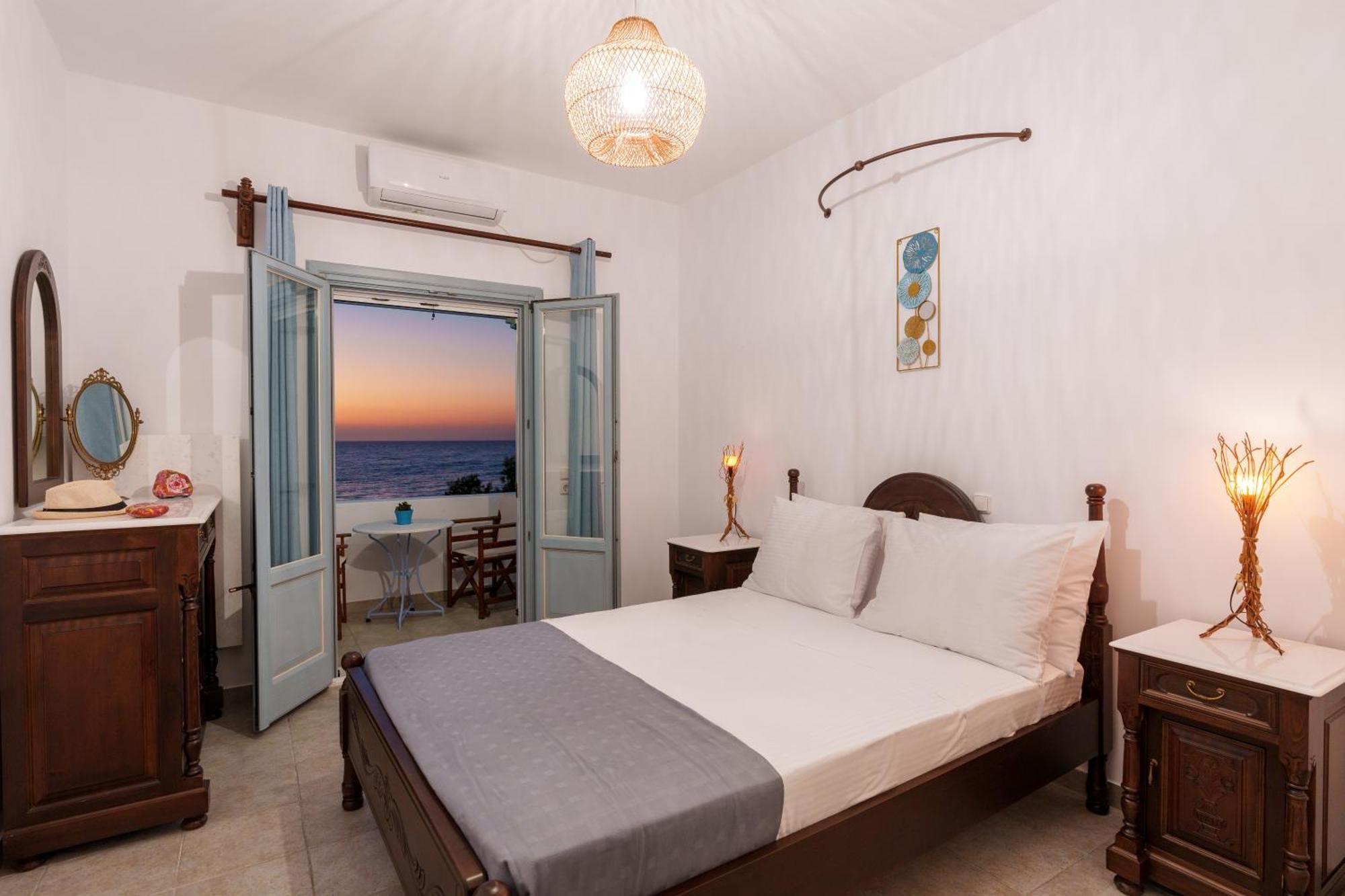 Blue Eyes Beach Villas Монолитос Экстерьер фото